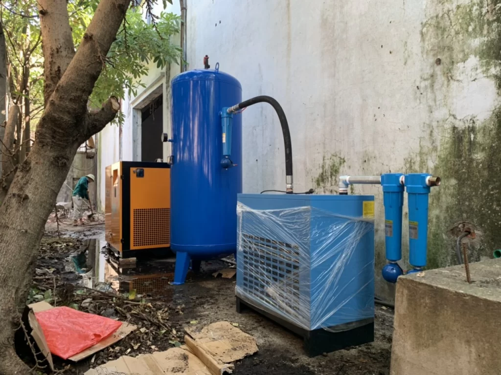 Hệ thống khí nén với máy nén khí trục vít công suất 30hp, bình tích 1000l, máy sấy khí và 3 cốc lọc