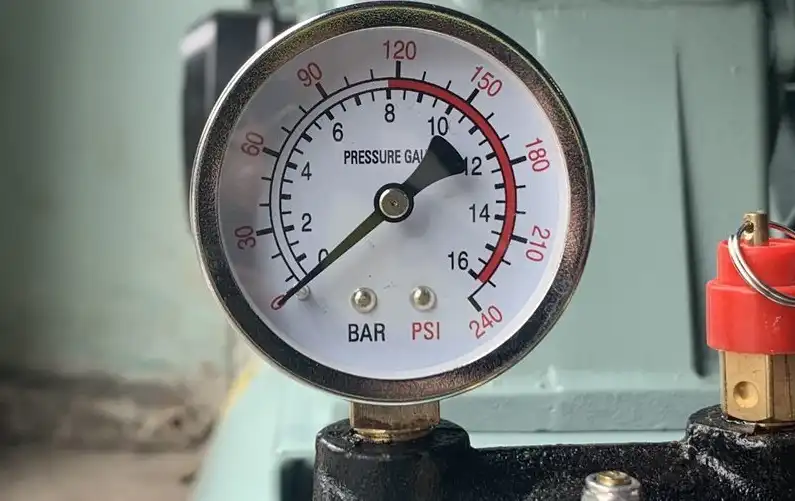 Đồng hồ áp suất của máy nén khí Piston
